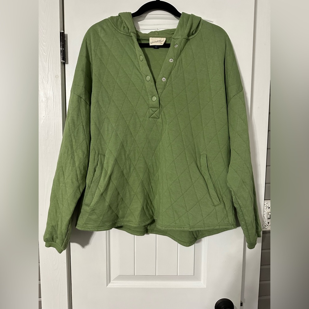 Universal Thread Women’s quilted 1/4 snap hoodie. Very soft! Size L